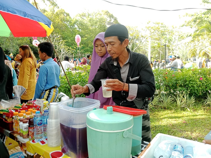 BERSYUKUR: Sejumlah pedagang bersyukur dengan adanya kegiatan yang berlangsung secara massal ini.