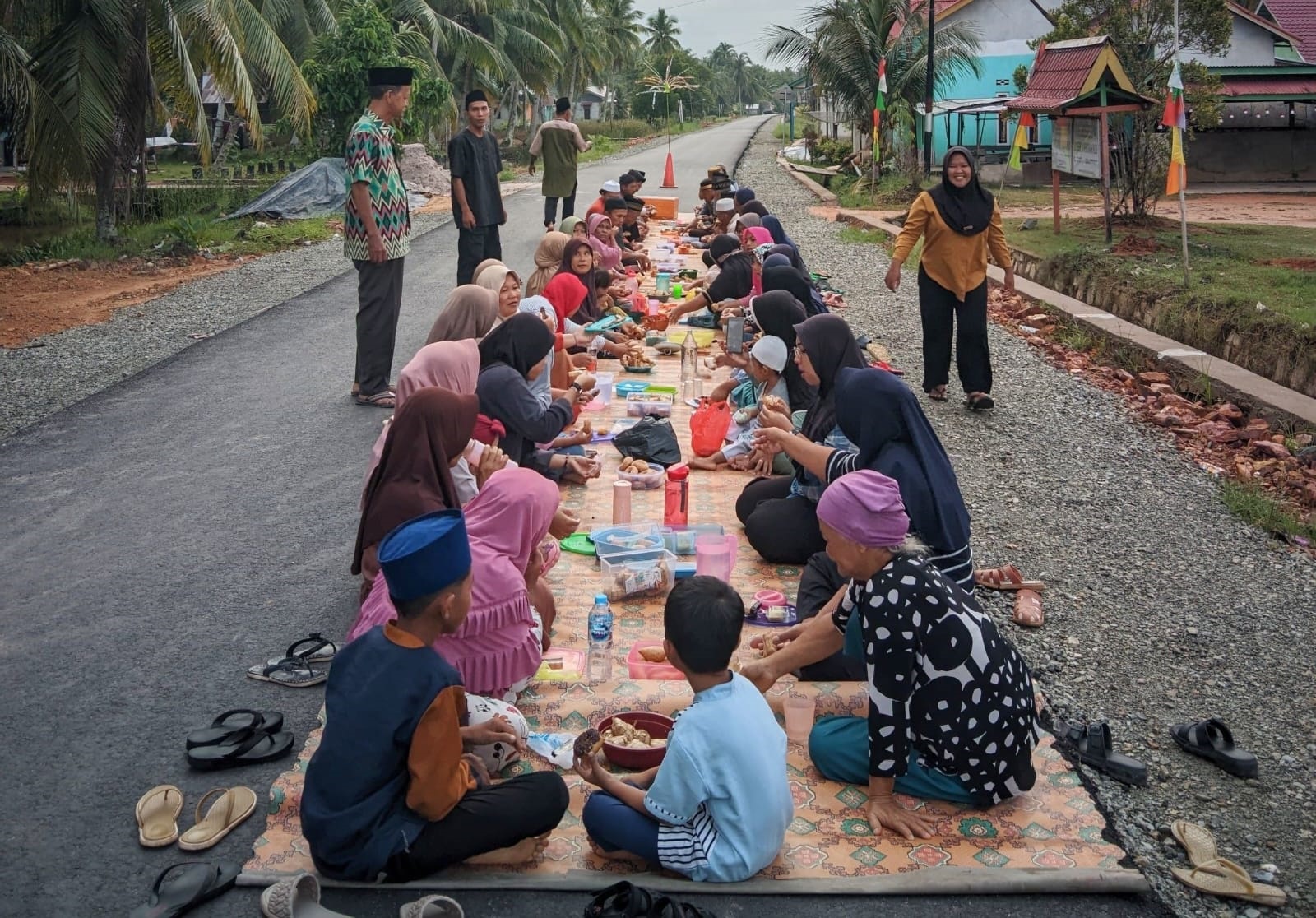 SYUKURAN: Warga menggelar doa bersama di Jalan A Rani.