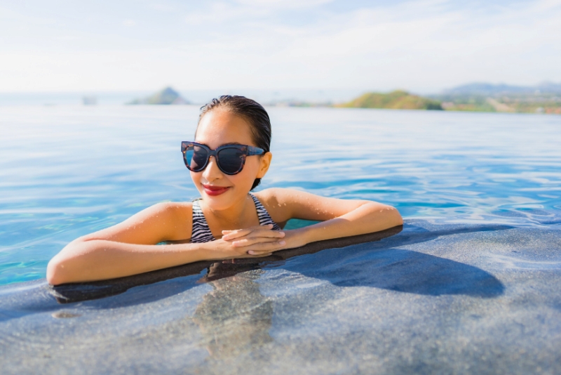 Ilustrasi wanita sedang berenang.