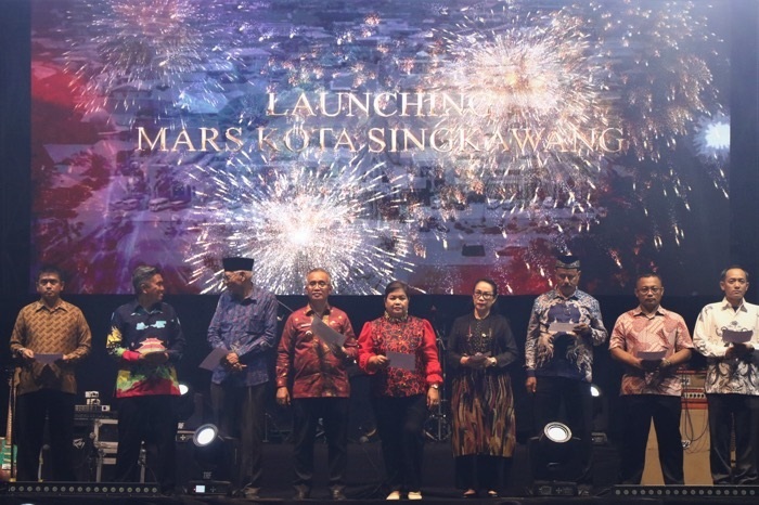 MALAM PUNCAK: Foto bersama pada malam puncak Gebyar Hari Jadi ke-23 Pembentukan Kota Singkawang tahun 2024 yang dilaksanakan di Stadion Kridasana, Kamis (17/10).
