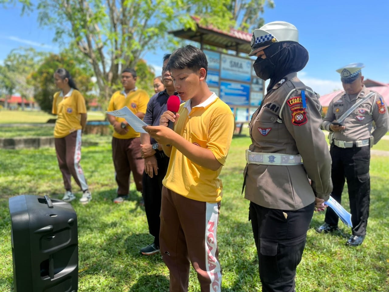 SOSIALISASI: Satlantas Polres Landak saat menggelar sosialiasi dalam rangka operasi zebra di SMAN Mani Amas di Ngabang, Jumat (18/10).
