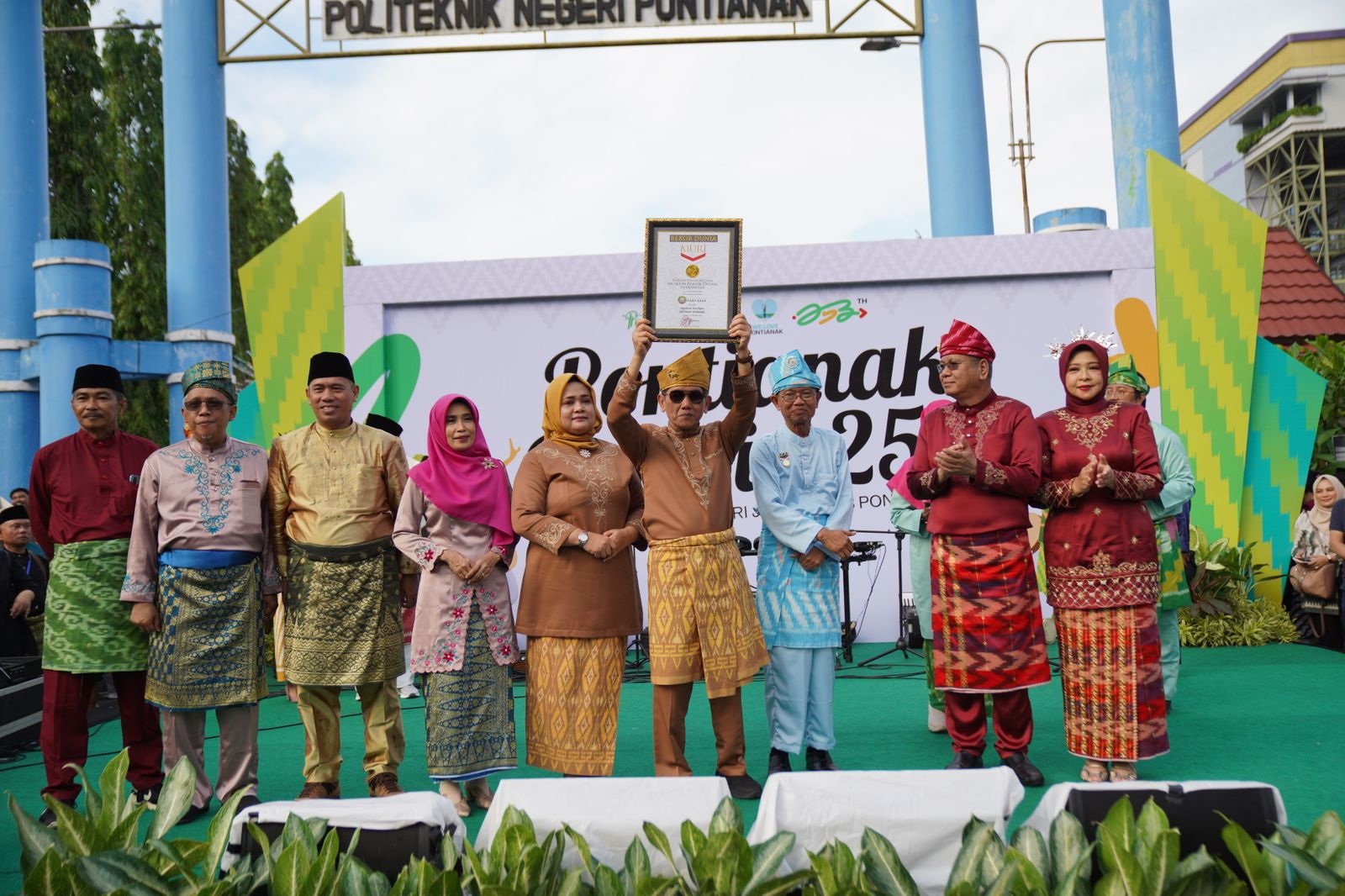 Direktur Operasional MURI Yusuf Ngadri menyerahkan piagam pemecahan rekor dunia penari Jepin Massal terbanyak kepada Pj Wali Kota Pontianak Ani Sofian.