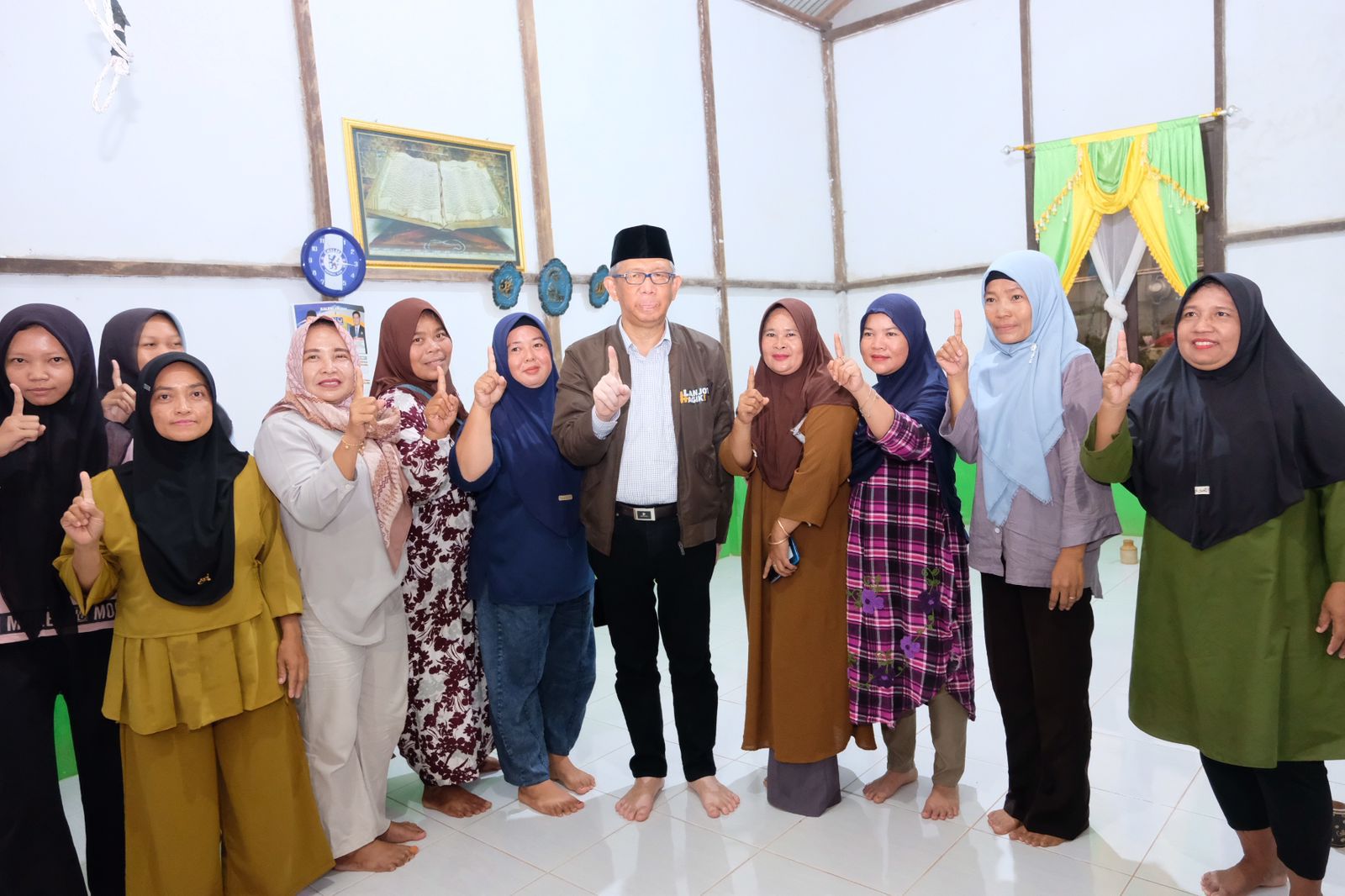 BERSAMA : Sutarmidji foto bersama emak-emak saat kampanye dialogis di salah satu rumah warga di Kecamatan Pemahan, Kabupaten Ketapang, Minggu (20/10).
