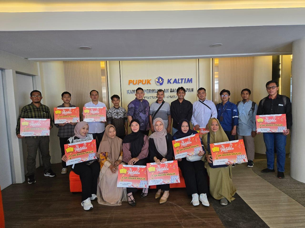 PENGHARGAAN: Pupuk Kaltim saat memberi penghargaan sejumlah distributor unggulan melalui program bertajuk "Merdeka NPK Pelangi".