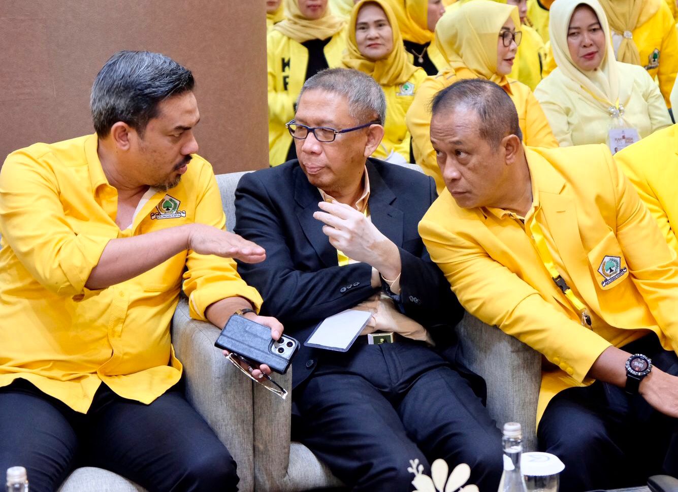 BINCANG : Sutarmidji, dan Didi Haryono (Midji-Didi) berbincang dengan Menteri UMKM yang juga Ketua DPD Golkar Kalbar Maman Abdurrahman saat pertemuan di Kota Pontianak, belum lama ini.