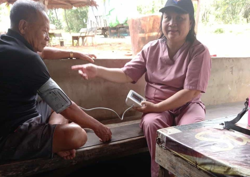 LAYANAN: Tenaga kesehatan dari Dinas Kesehatan Kubu Raya memberikan pelayanan kesehatan bagi warga terdampak banjir di Desa Teluk Bakung, Kecamatan Sungai Ambawang.