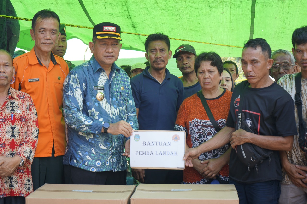 BANTUAN: Pj Bupati Landak Gutmen Nainggolan saat menyerahkan bantuan kepada warga yang menjadi korban kebakaran di Desa Kayu Ara, Kecamatan Menyuke.