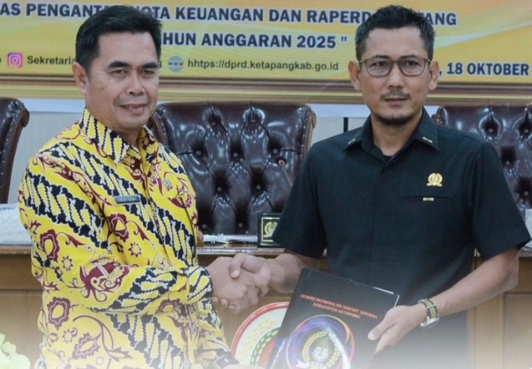 PANDANGAN UMUM: Ketua DPRD Ketapang, Achmad Sholeh, menyerahkan pandangan umum anggota DPRD Ketapang kepada Pemkab Ketapang, Jumat (18/10).