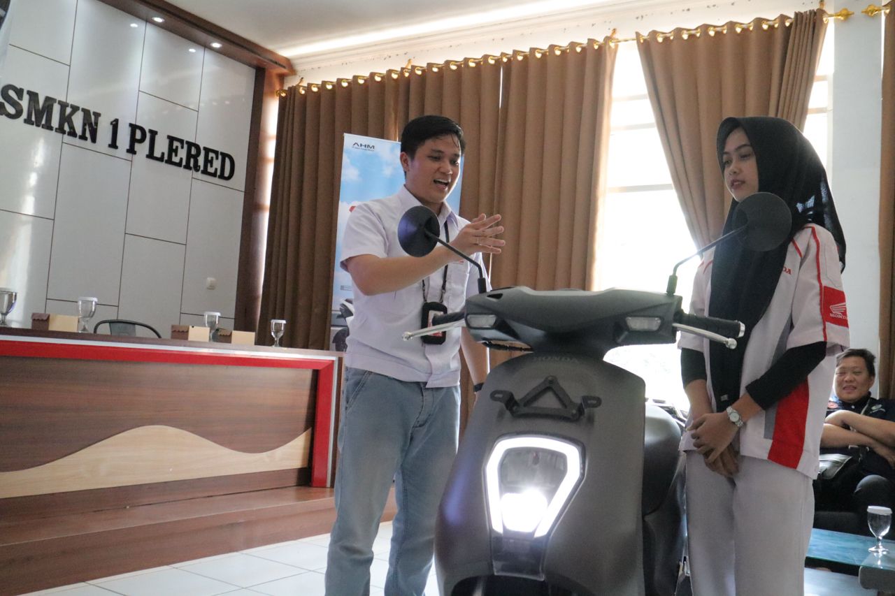 AHM memperkenalkan teknologi sepeda motor listrik kepada siswa SMK untuk meningkatkan keterampilan dan pengetahuan mereka di bidang otomotif modern.