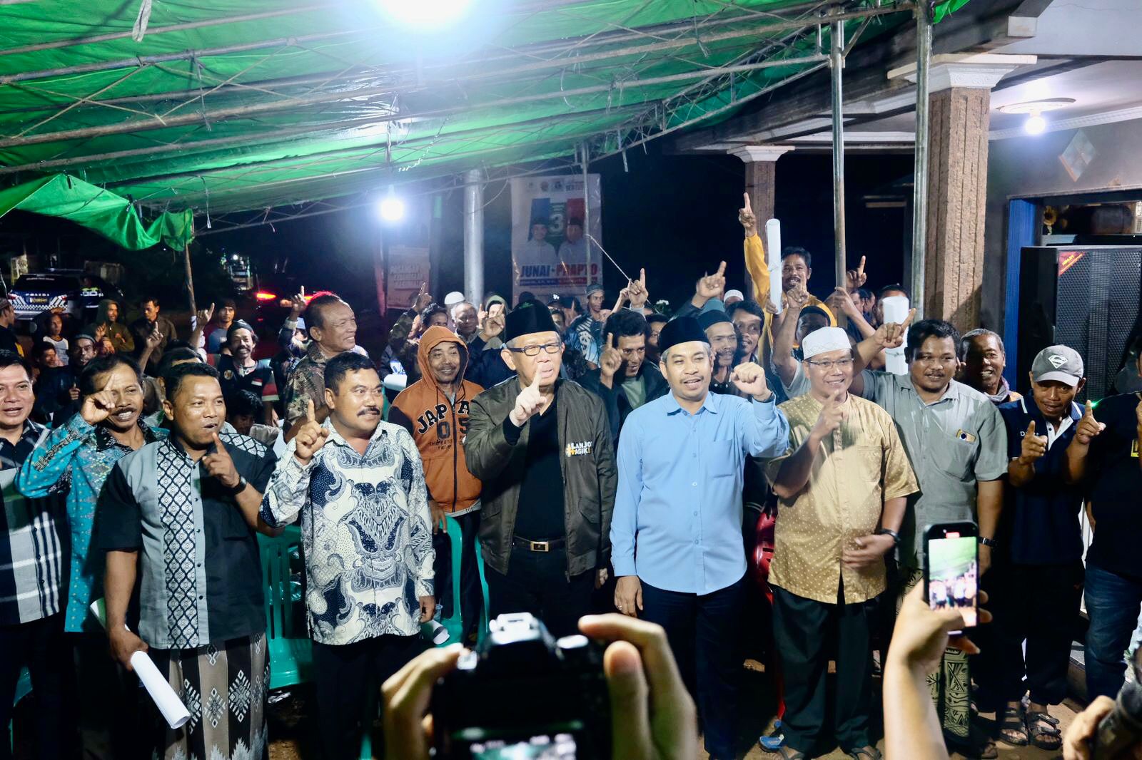 BERSAMA : Sutarmidji foto bersama usai kampanye dialogis di Desa Kalimas Baru, Kecamatan Tumbang Titi, Kabupaten Ketapang, Minggu (20/10).