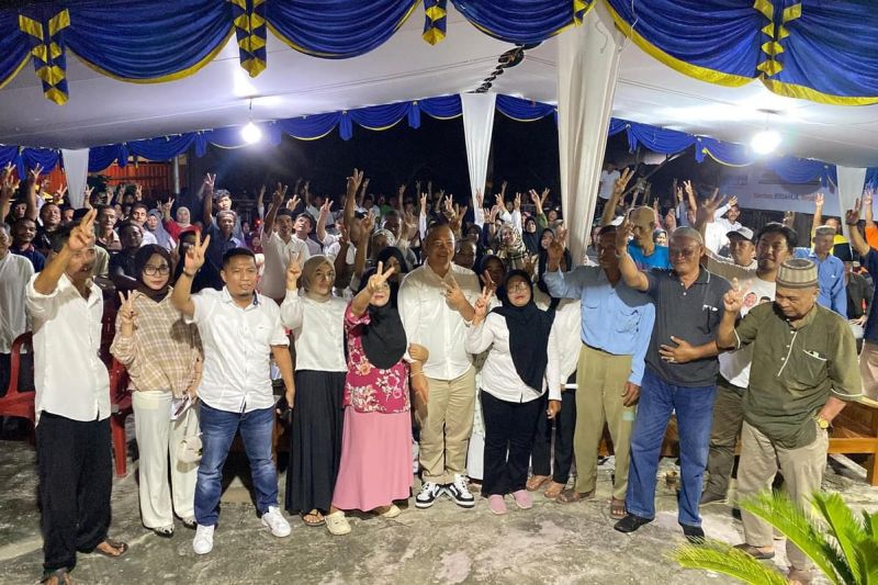 SAPA WARGA: Cabup Ketapang nomor urut 2, Alexander Wilyo, menyapa warga di Kecamatan Matan Hilir Utara.