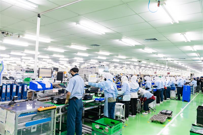 EPSON : Pegawai Epson Indonesia saat sedang bekerja.
