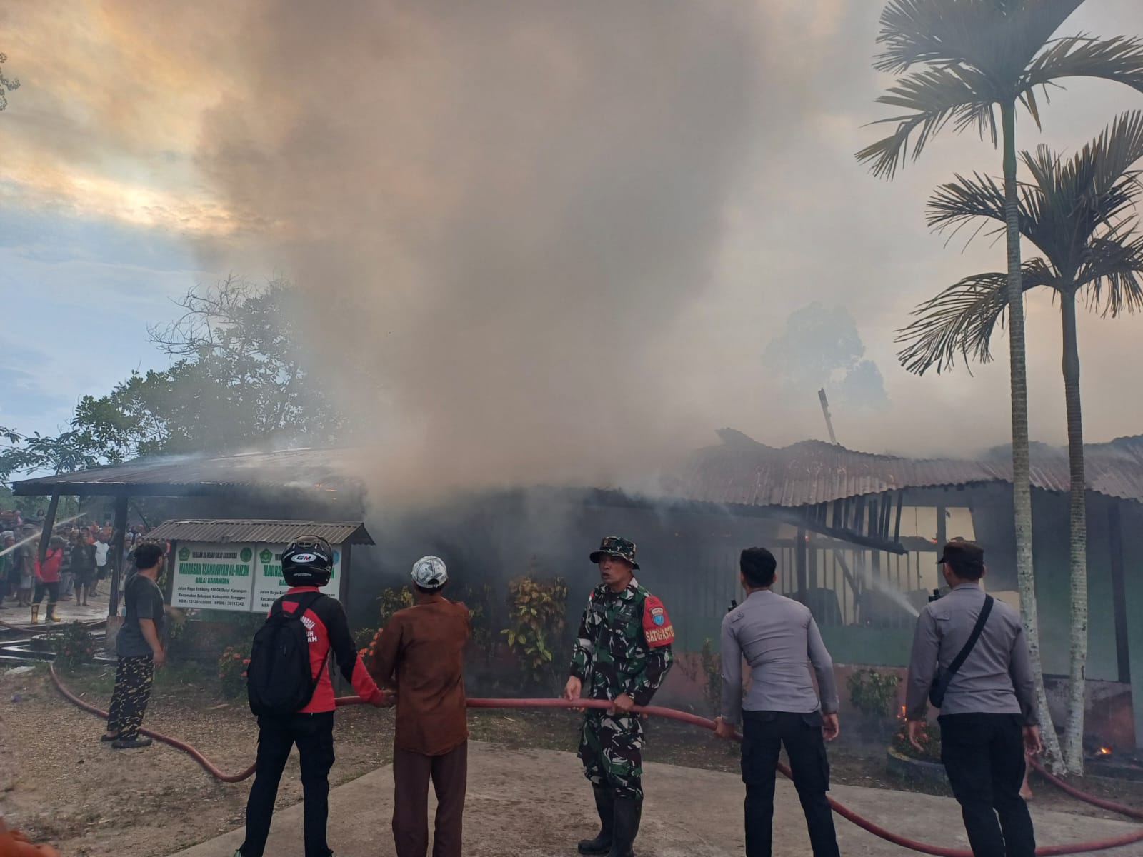 KEBAKARAN: Kebakaran menimpa Ponpes Al-Mizan Kecamatan Sekayam pada Sabtu dan Minggu. Tidak ada korban jiwa dalam peristiwa tersebut.
