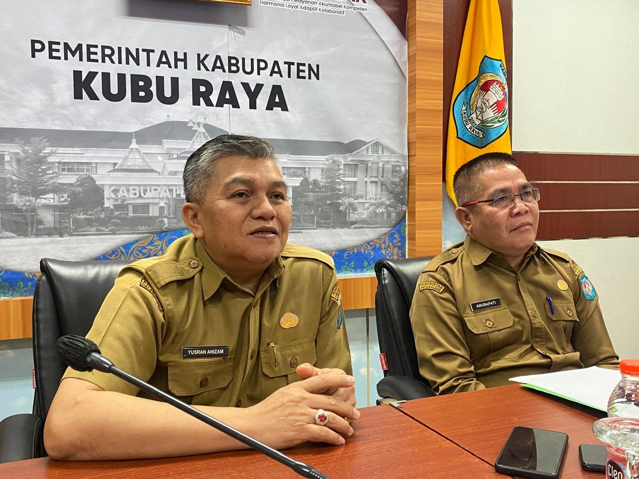 PERS: Kepala BPSDM Kubu Raya, Anusapati (kanan) bersama Sekda Kubu Raya, Yusran Anizam (kiri) memberikan keterangan kepada wartawan terkait proses penerimaan PPPK di Pemkab Kubu Raya, Senin (21/10).