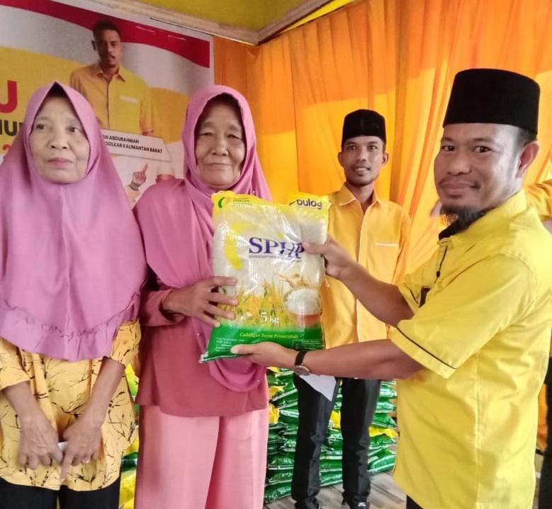 SANTUNAN: Wakil Ketua DPD Partai Golkar KKU, Kamiriluddin menyerahkan paket sembako kepada ratusan lansia dan anak yatim piatu di desa Sungai Mata-Mata, Kecamatan Simpang Hilir, Minggu (20/10).