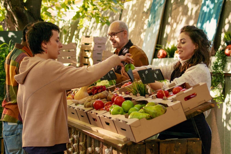 Ilustrasi berbelanja buah segar.