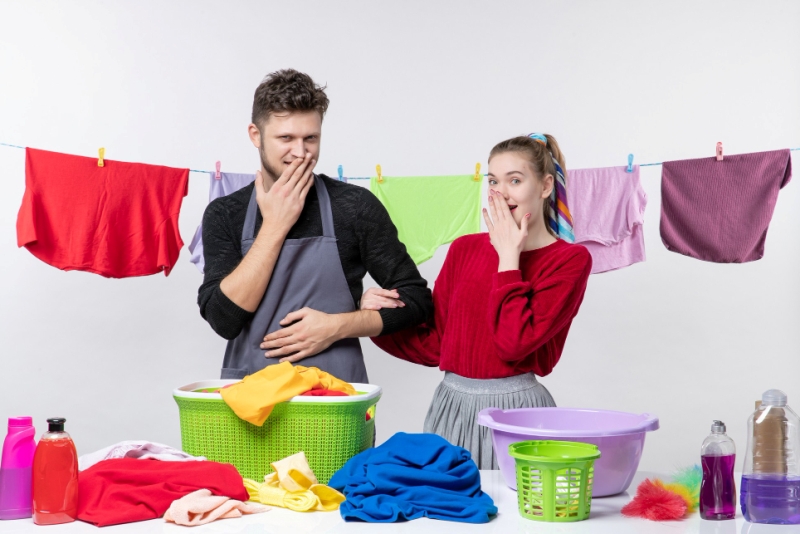 Ilustrasi cucian bau apek saat musim hujan.