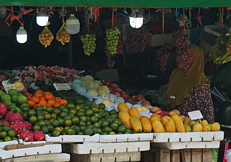 LOKAL DAN IMPOR: Pedagang menunggu pembeli buah di kios Jalan H. Rais A. Rachman. Berbagai jenis buah lokal dan impor masih membanjiri di sejumlah pasar.