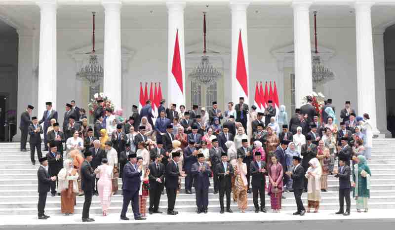 KABINET MERAH PUTIH: Presiden Prabowo Subianto didampingi Wakil Presiden Gibran Rakabuming Raka berfoto bersama jajaran Kabinet Merah Putih dan Kepala Lembaga Tinggi Negara, Senin (21/10).