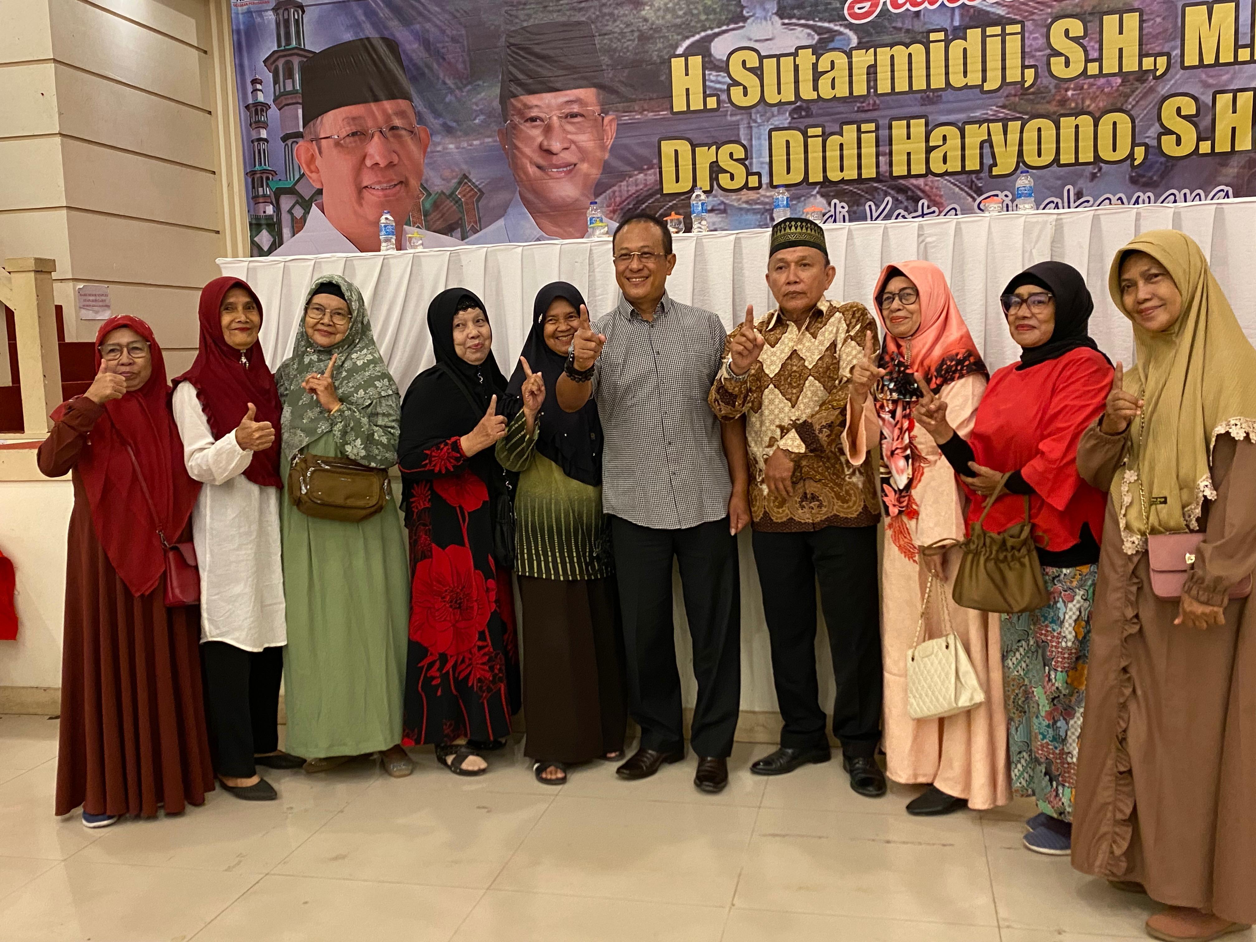 BERSAMA : Cawagub Kalbar nomor urut 1, Didi Haryono foto bersama warga saat silaturahmi dengan masyarakat di Kota Singkawang, Kamis (17/10).
