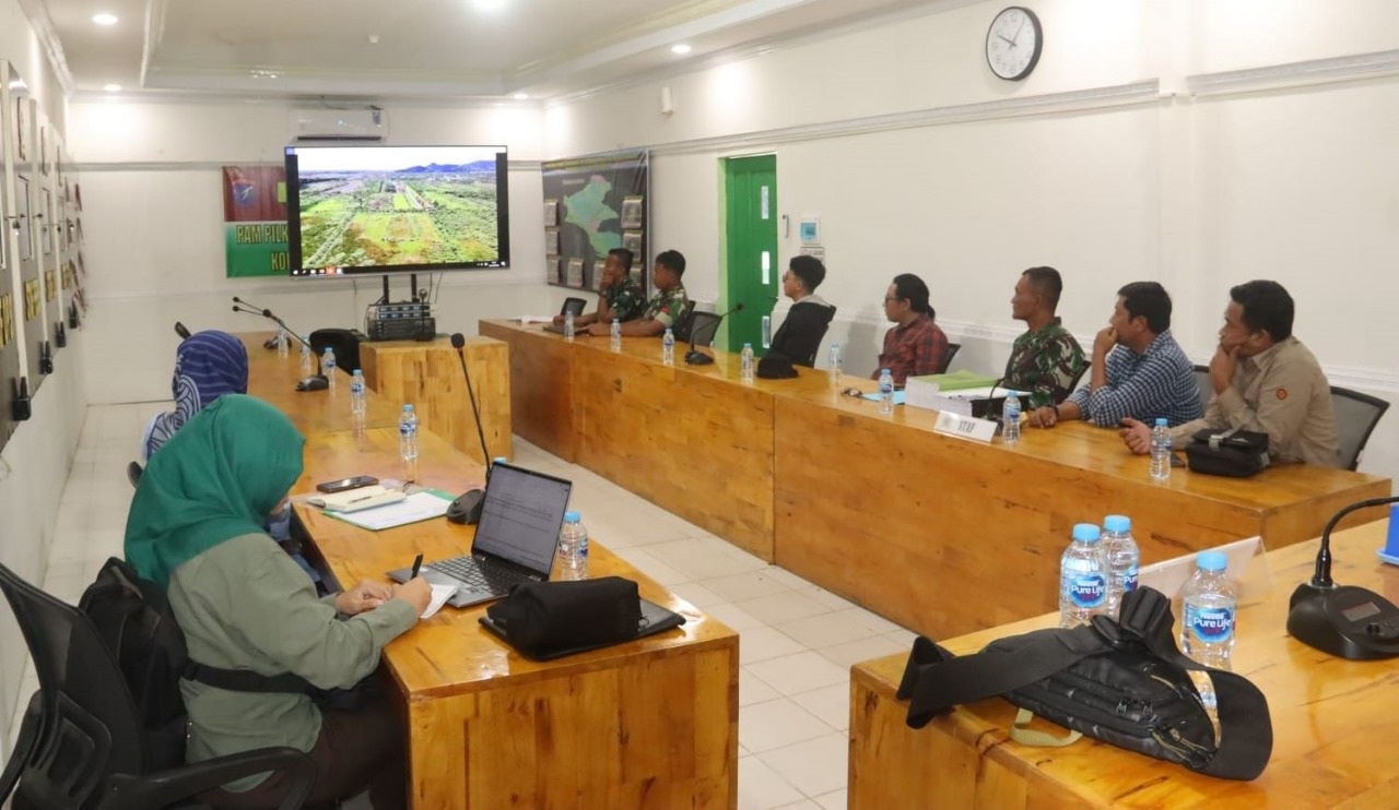 OPLAH: Dandim Mempawah saat memaparkan hasil pengerjaan program Oplah di wilayahnya.