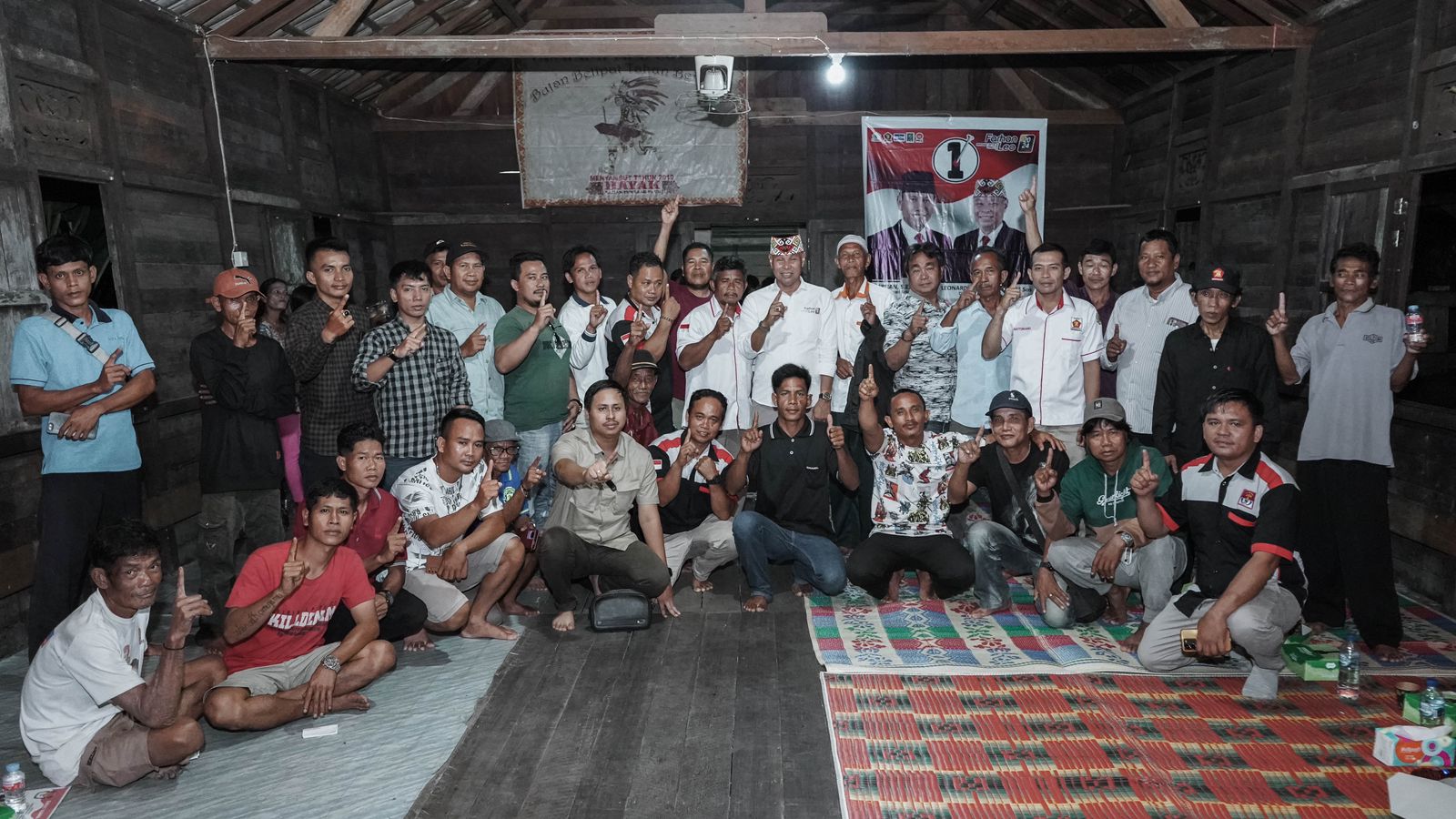 SAPA RELAWAN: Cawabup Ketapang nomor urut 1, Leonardus Rantan, menyapa relawan.