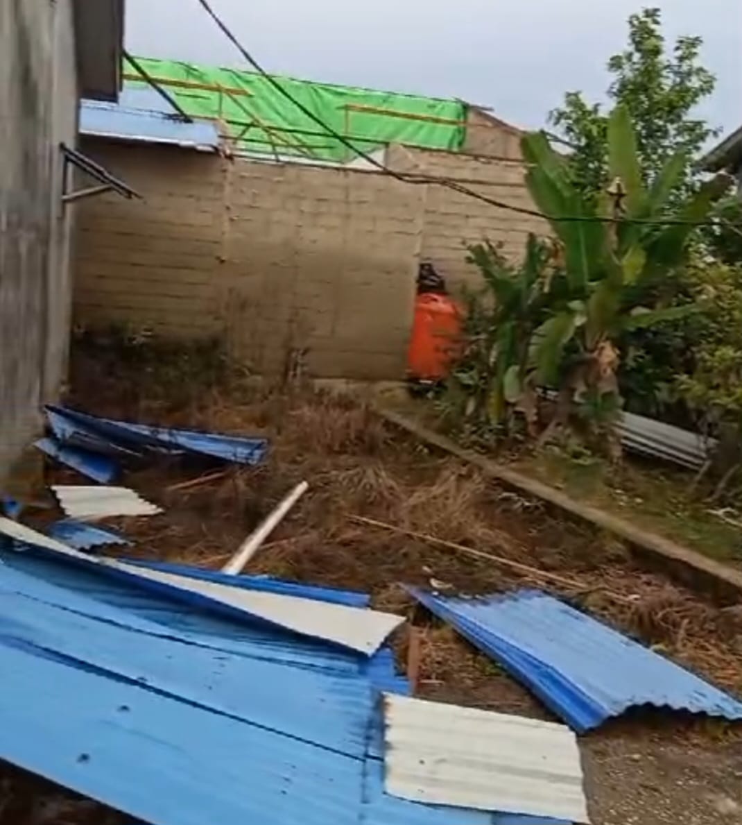 ATAP : Kondisi rumah warga yang atapnya beterbangan diterjang angin kencang pada Minggu sore.