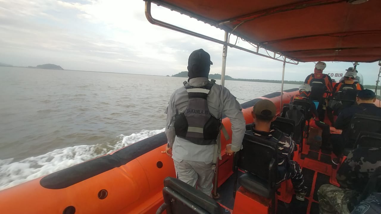 PENCARIAN : Tim Search And Rescue (SAR) gabungan saat melakukan pencarian nelayan yang tenggelam di perairan Kalangbau Jawai Selatan.