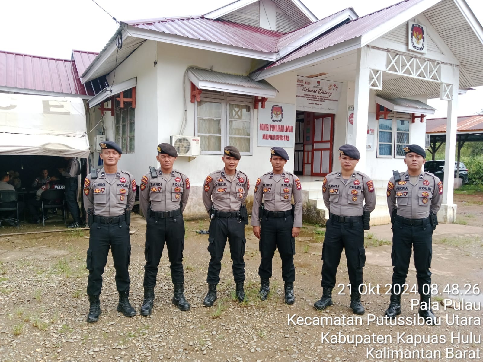 PENGAMANAN: Anggota Polda Kalbar saat patroli ke KPU Kapuas Hulu.