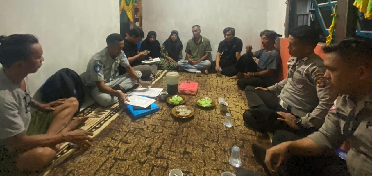 PERIKSA DOKUMEN: PT Jasa Raharja Putussibau saat melakukan pemeriksaan dokumen ahli waris korban kecelakaan lalulintas di Kapuas Hulu.