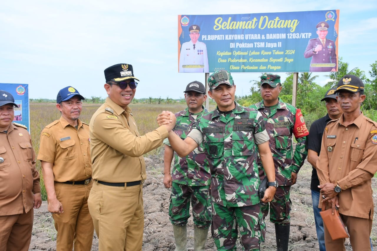 OPLAH: Kegiatan peninjauan Optimasi Lahan (OPLAH) Rawa tahun 2024 di Poktan TSM Jaya II Desa Podorukun Kecamatan Seponti, Senin (21/10).