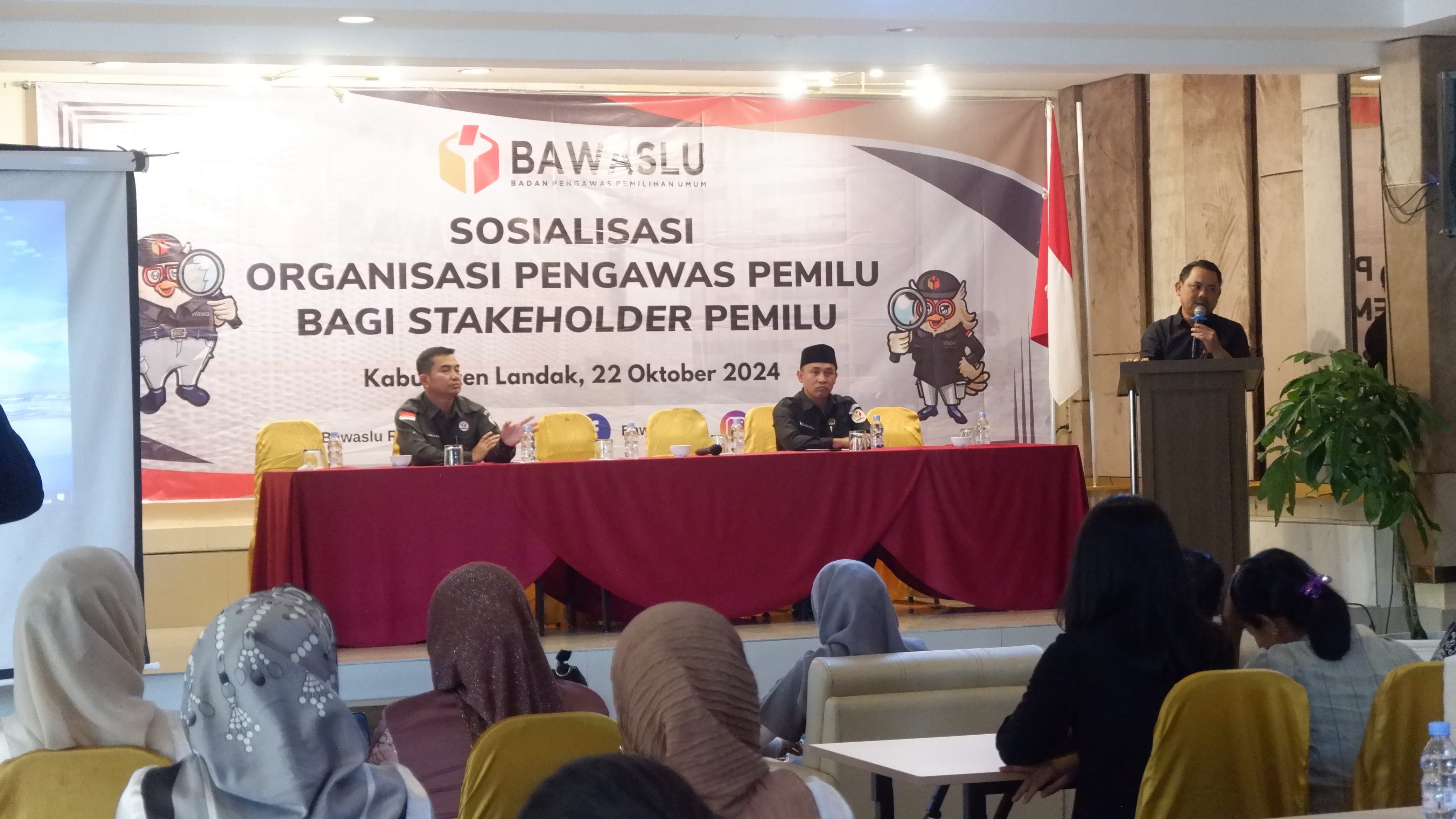 SOSIALISASI: Bawaslu RI bersama Bawaslu Kabupaten Landak saat melakukan sosialisasi organisasi pengawasan pemilu bagi stakeholder di Kabupaten Landak.