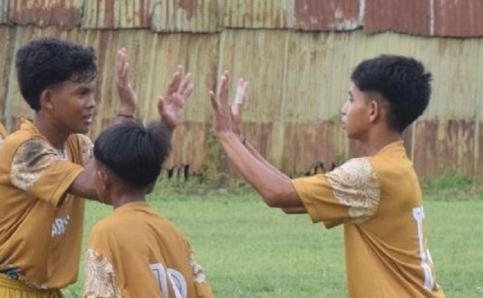 SELEBRASI: Pemain Gabsis Sambas berselebrasi usai mencetak gol melawan Dodos FC Kubu Raya dalam laga final Piala Soeratin U-13 Zona Kalimantan Barat 2024, Senin (21/10).