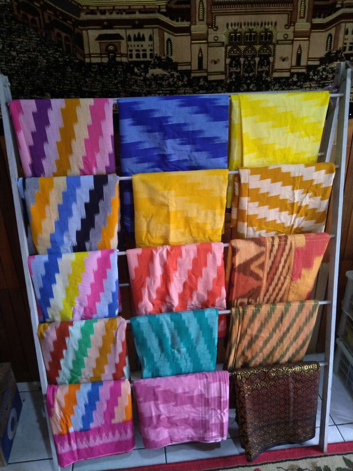 BERVARIASI: Warna dan jenis kain corak insang yang bervariasi.