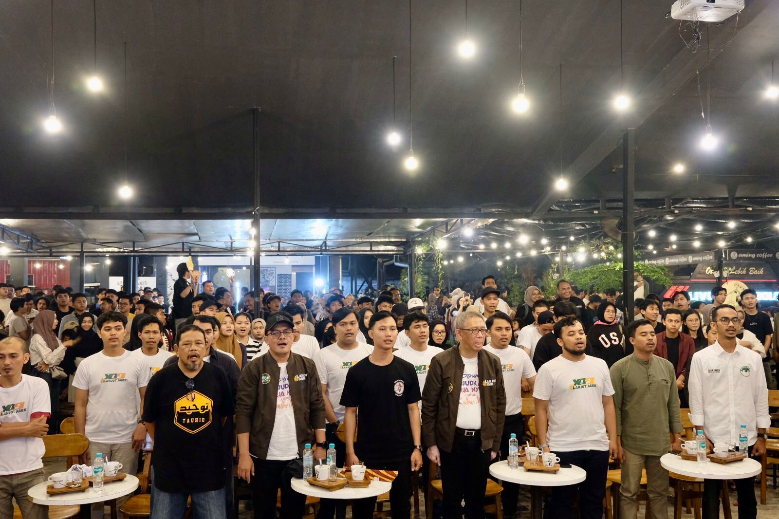 BERSAMA : Sutarmidji foto bersama simpul relawan Midji-Didi saat deklarasi Young Generation #Lanjotagik di Aming Coffee Podomoro, beberapa waktu lalu.