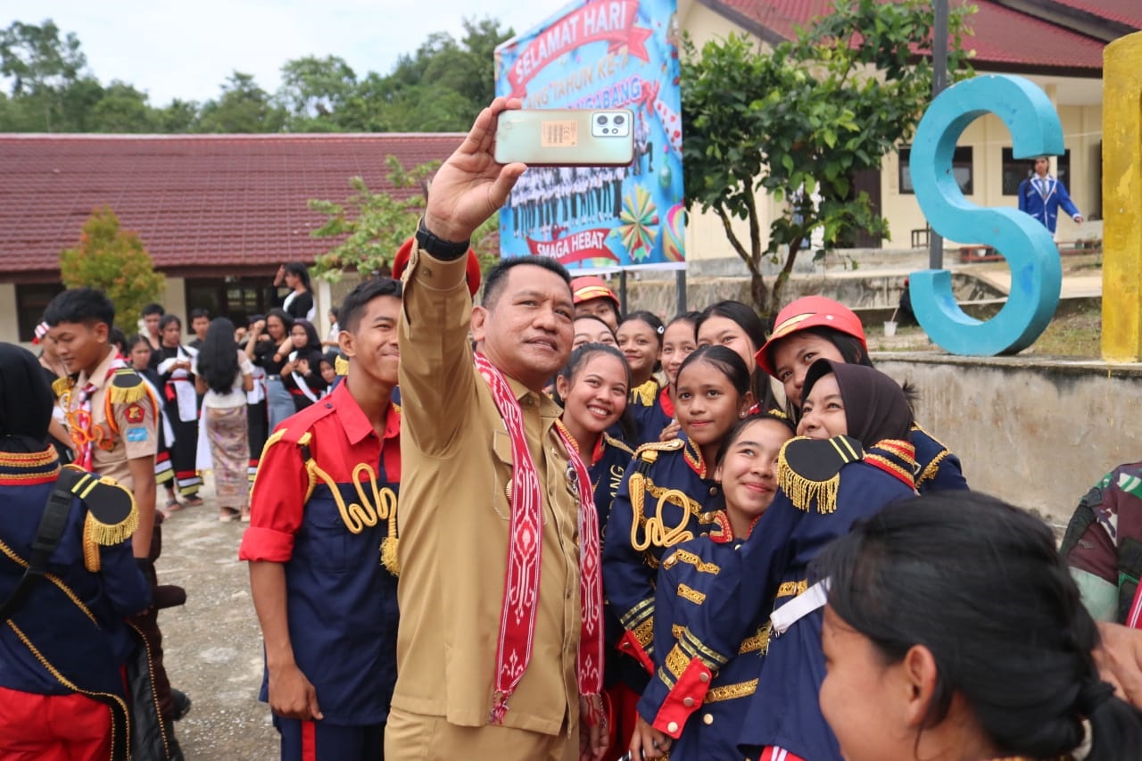 PENTAS SENI: Pj Bupati Landak Gutmen Nainggolan saat membuka acara pentas seni dalam rangka peringatan Hari Sumpah Pemuda, bulan bahasa sekaligus HUT ke-7 SMAN 3 Ngabang.