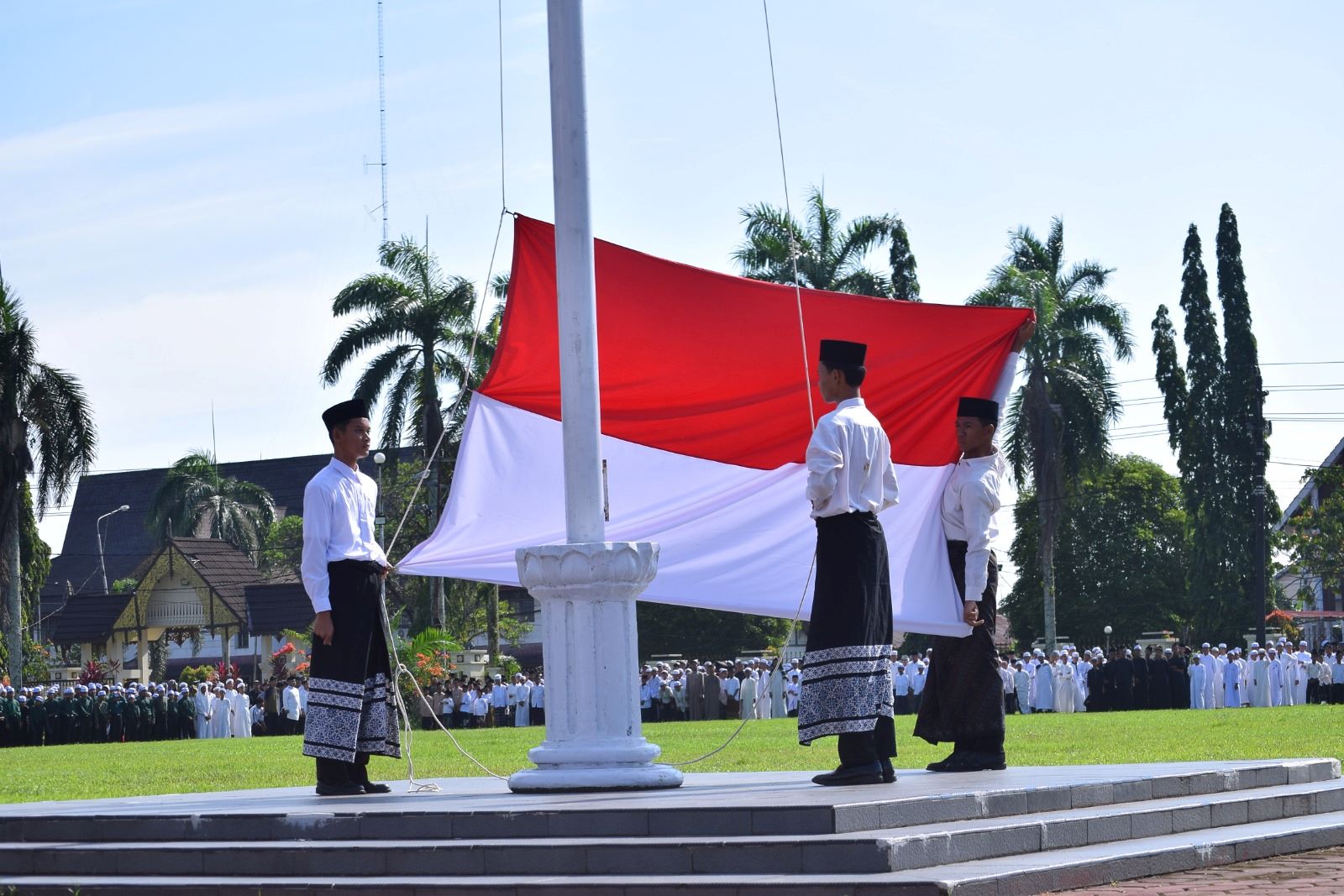 UPACARA : Tiga orang santri selaku petugas mengibarkan bendera merah putih pada upacara dalam rangka peringatan Hari Santri Nasional (HSN) tahun 2024.