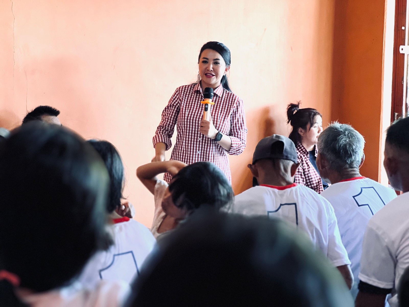 Karolin Margret Natasa, incumbent calon Bupati Landak, Nnmor urut 1.