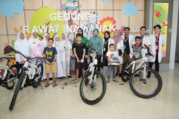 BERSAMA: Windy Prihastari foto bersama usai menyerahkan hadiah kepada&nbsp;anak-anak penyandang talasemia dan pejuang kanker&nbsp;di&nbsp;RSUD&nbsp;Soedarso,&nbsp;Selasa&nbsp;(22/10).