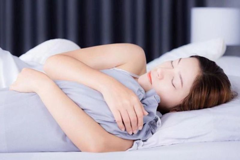 Ilustrasi tidur sambil memeluk guling.