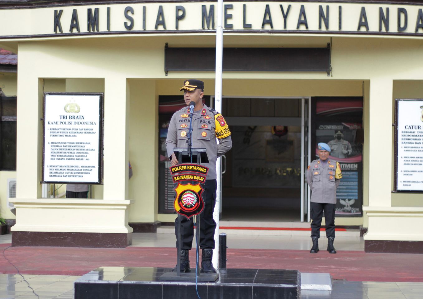 ARAHAN: Wakapolres Ketapang, Kompol Frits Orlando Siagian, memberikan arahan saat memimpin apel di lingkungan Mapolres Ketapang beberapa hari lalu.