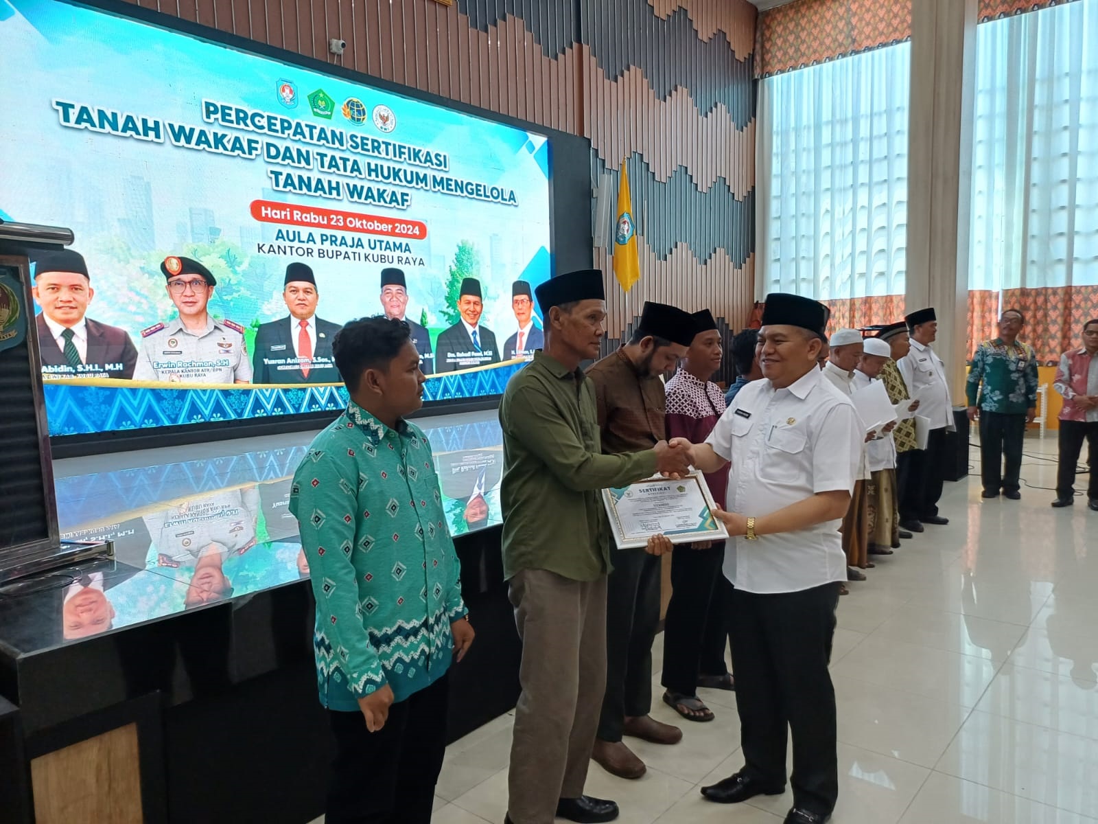 SERAHKAN SERTIFIKAT: Ketua BWI Kubu Raya, Jainal Abidin penyerahan sertifikat wakaf kepada para nazir dan sertifikat apresiasi kepada para wakif di Kubu Raya.