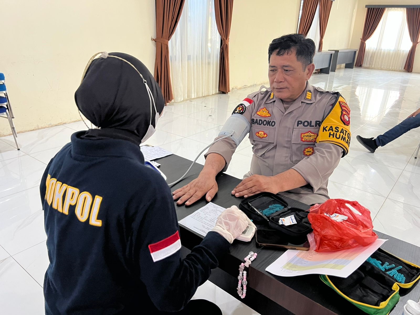 CEK KESEHATAN: Petugas Polres Sambas &nbsp;sedang melakukan medical check-up dalam rangka kesiapan pengamanan Pilkada 2024, pada Selasa (22/10) di Aula Dhira Wijaya Polres Sambas.