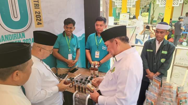 PRODUK: Melihat beragam produk hasil kemandirian pondok pesantren pada Expo Hari Santri Nasional yang berlangsung 22-23 Oktober 2024 di IAIN Pontianak.
