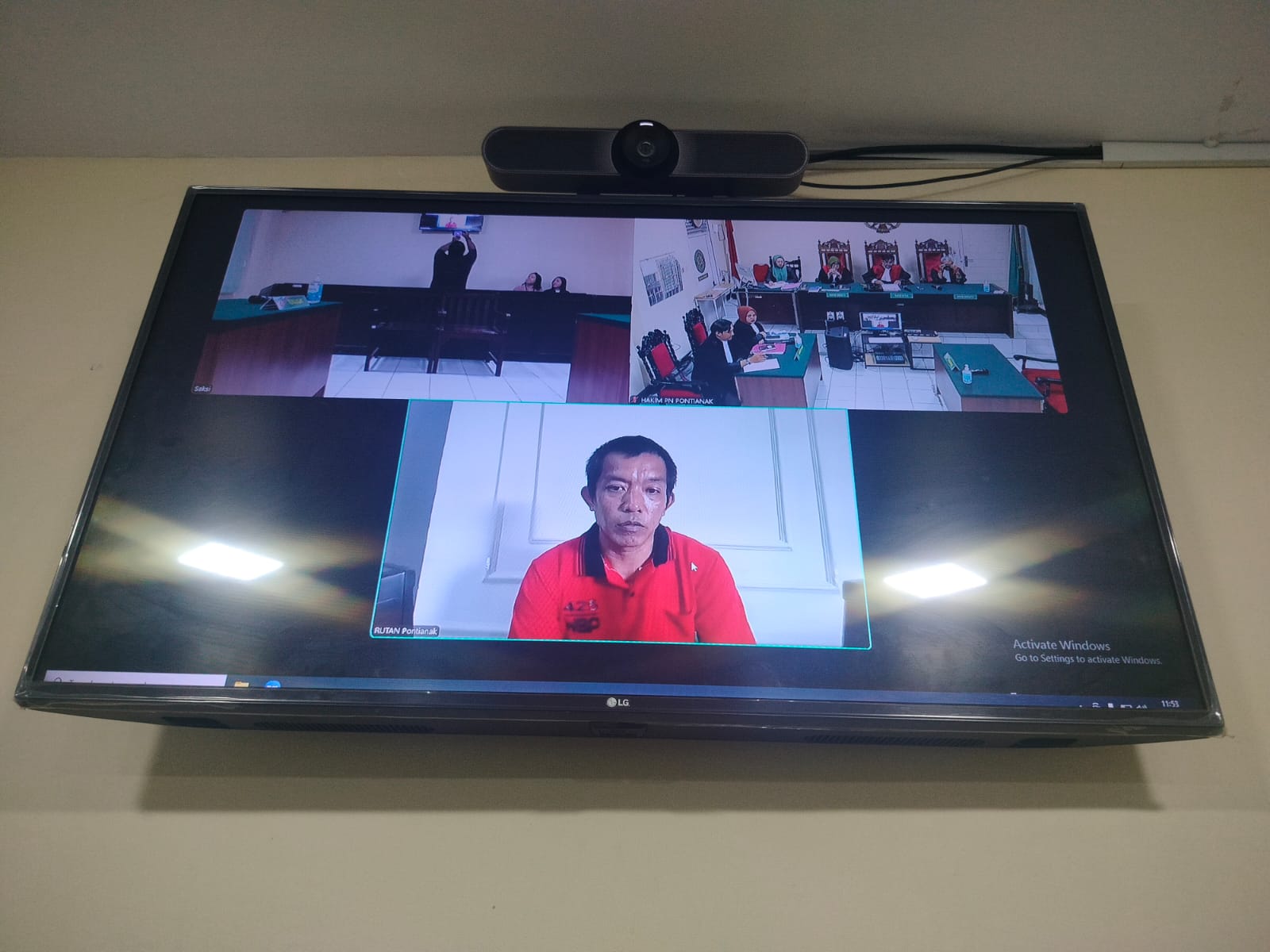 Terdakwa Jutet alias Afuk menghadiri sidang online pembacaan putusan. Ia divonis dua tahun pidana penjara.