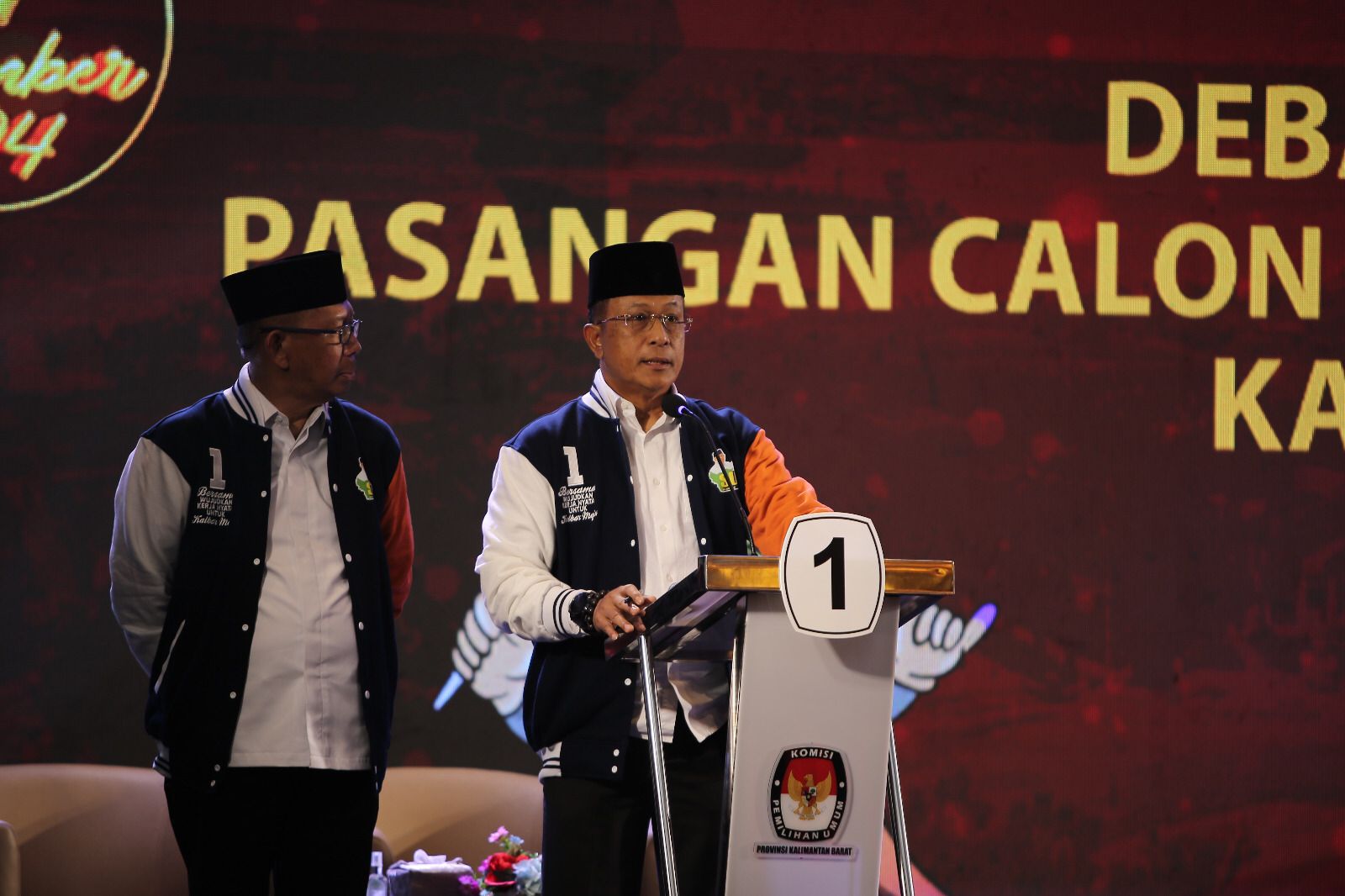 DEBAT : Paslon Gubernur dan Wakil Gubernur Kalbar nomor urut 1, Sutarmidji dan Didi Haryono saat menjalani debat publik perdana Pilgub Kalbar 2024.