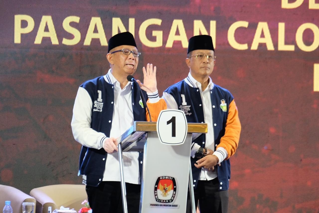 DEBAT : Pasangan Calon Gubernur, dan Wagub Kalbar nomor urut 1, Midji-Didi saat tampil di debat publik pertama yang digelar KPU Kalbar di Qubu Resort, Rabu (23/10).