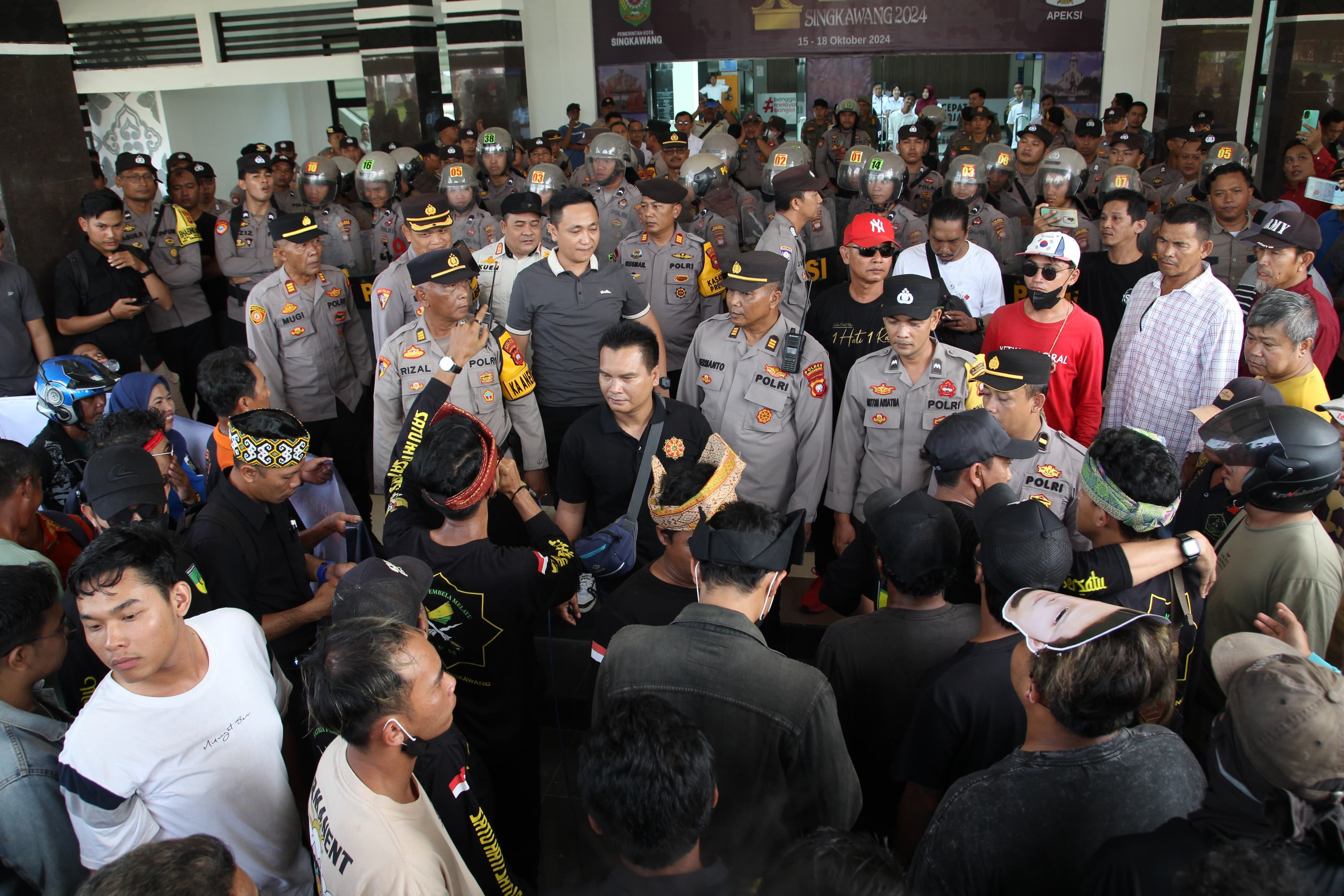 UNJUK RASA: Aksi demonstrasi Koalisi Masyarakat Singkawang terkait kenaikan NJOP dan PBB-P2 di Kantor Wali Kota Singkawang, Rabu (23/10).