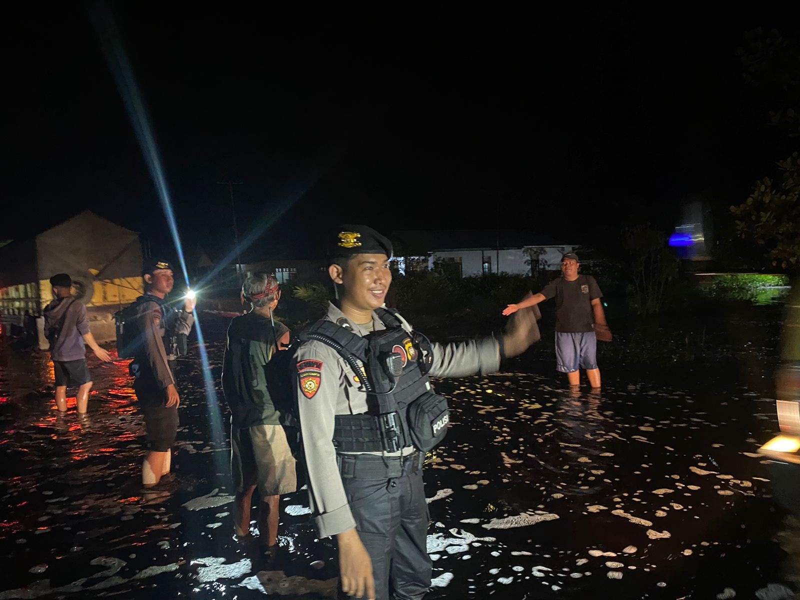 BANJIR: Para personel Polres Kubu Raya bersama masyarakat Desa Pancaroba dan sekitarnya melakukan pengamanan dan pengaturan Lalu Lintas di Jalur Trans Kalimantan yang terdampak banjir.