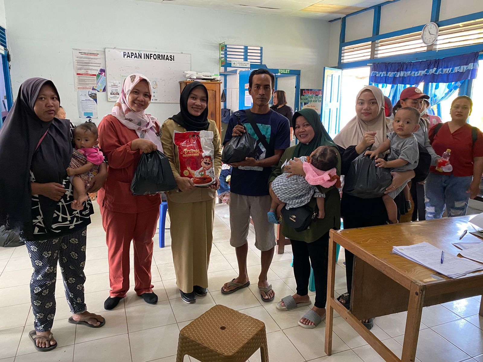 TAMBAHAN : Penyerahan makanan tambahan dari pemerintah kepada keluarga beresiko stunting di Sanggau.